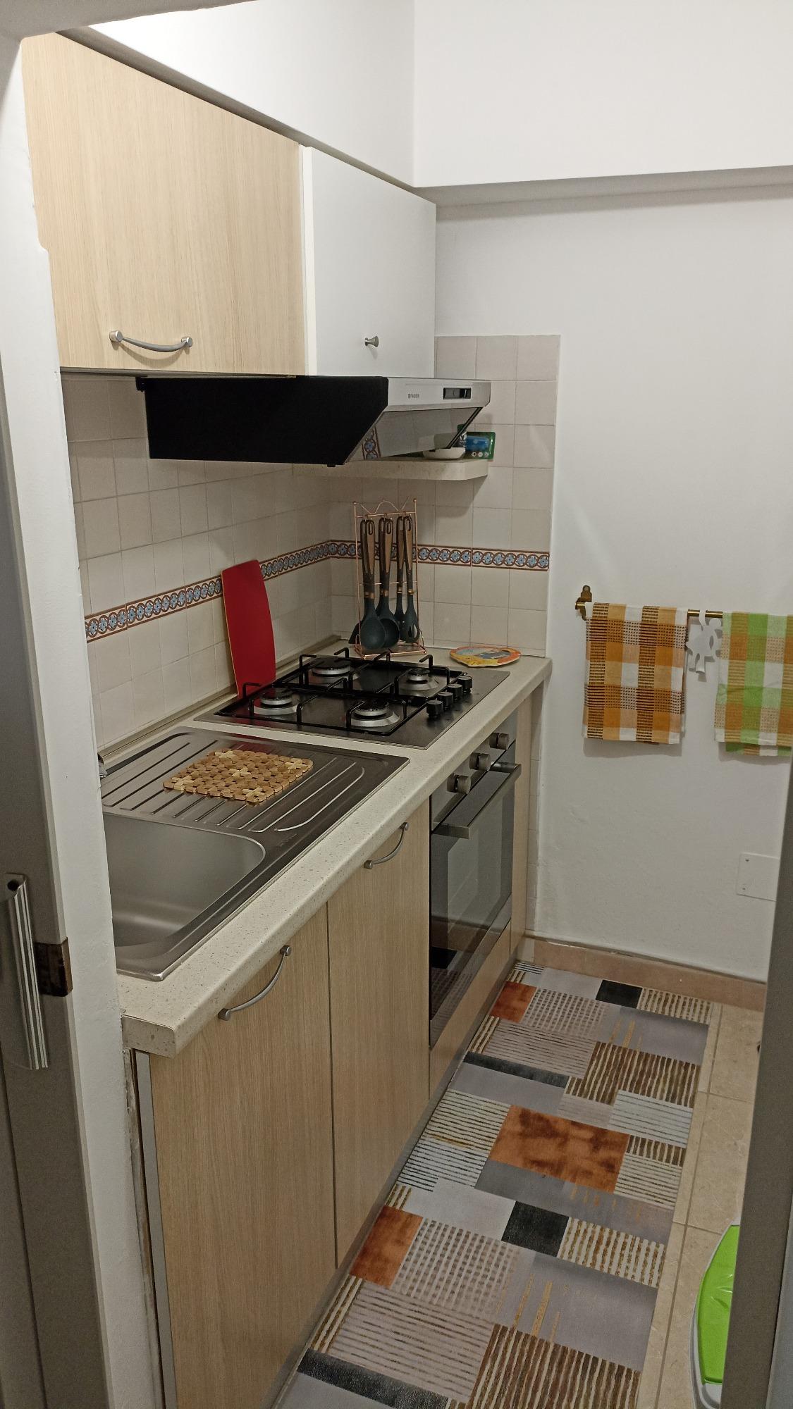 Angolo cottura munito di tutti i confort, forno funzionante, e finestra.