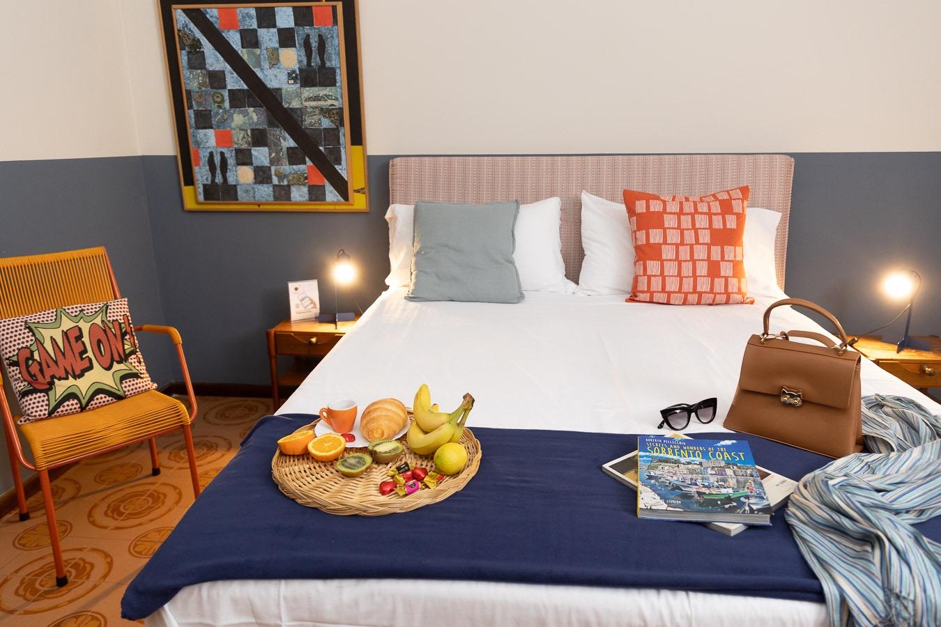 camera BLU - accesso al balcone, armadio e ventilatore a soffitto.