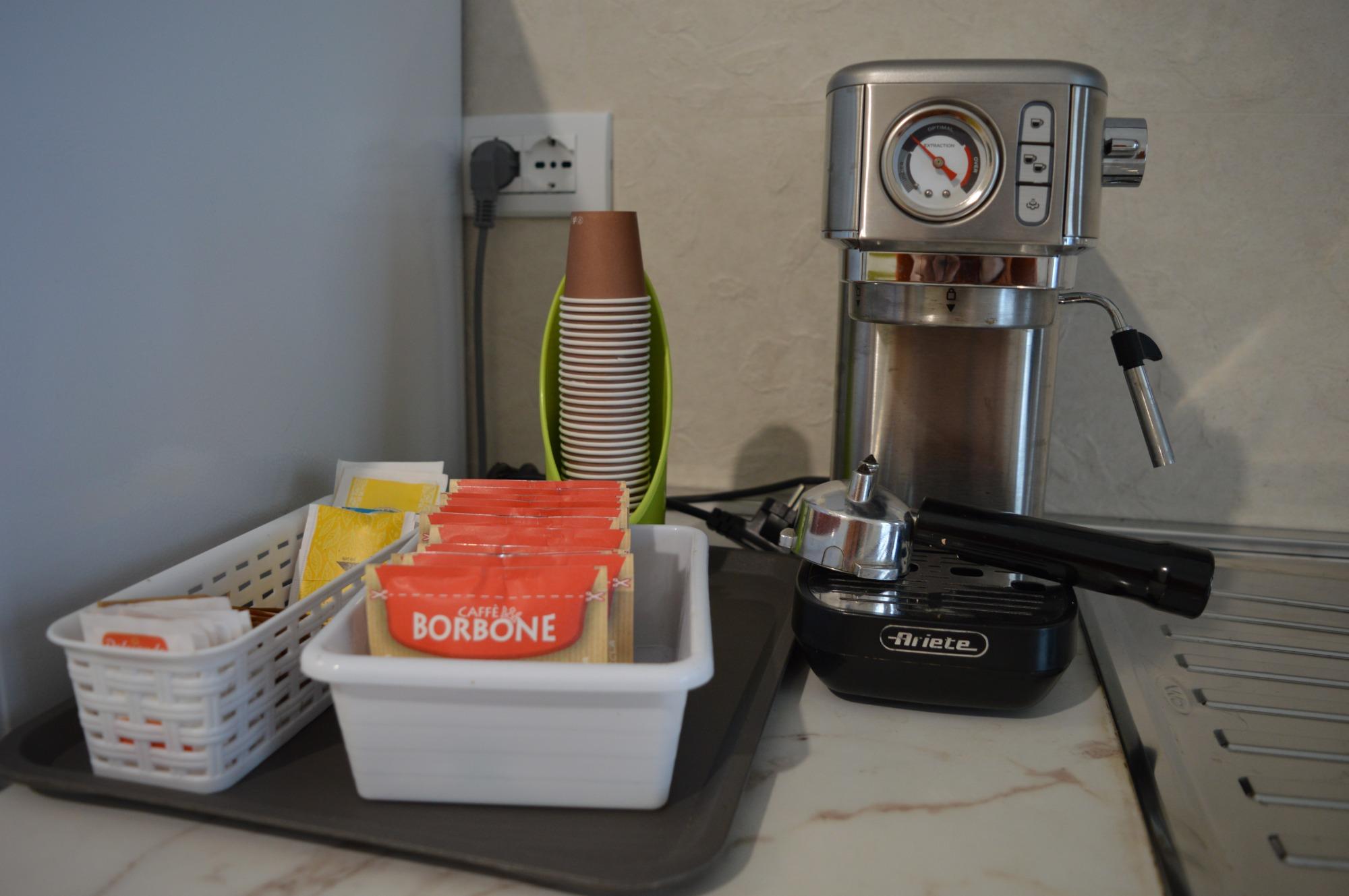 Máquina de café eléctrica con cápsulas compostables.