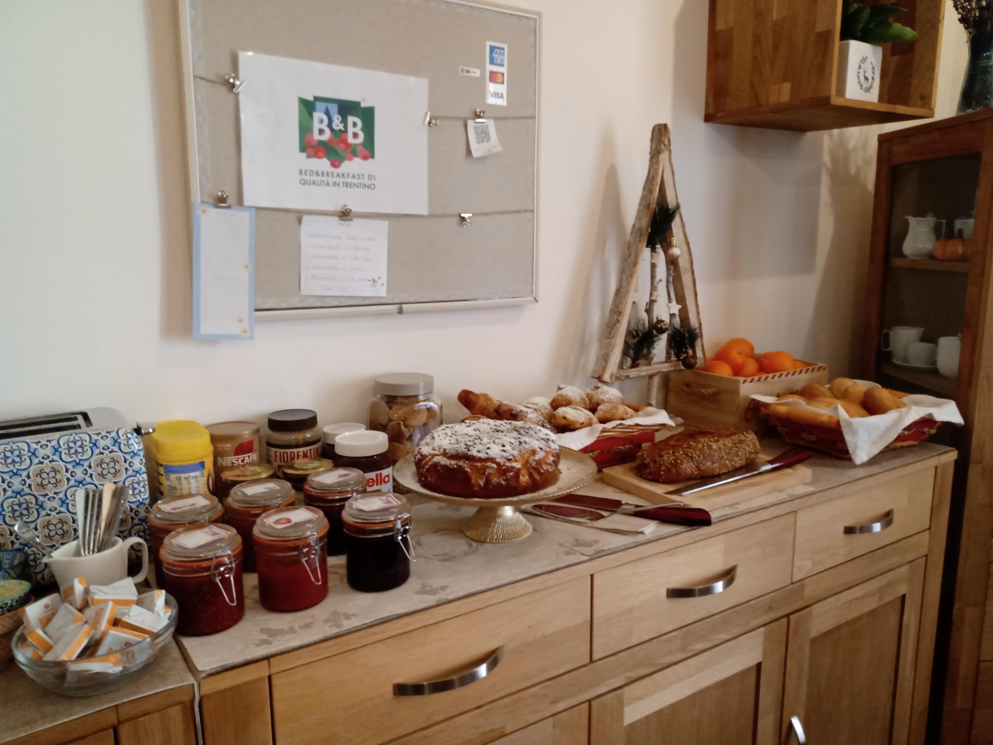 Colazione fantastica inclusa, con molti prodotti fatti in casa, tutti freschi e con possibilità anche di prodotti senza glutine