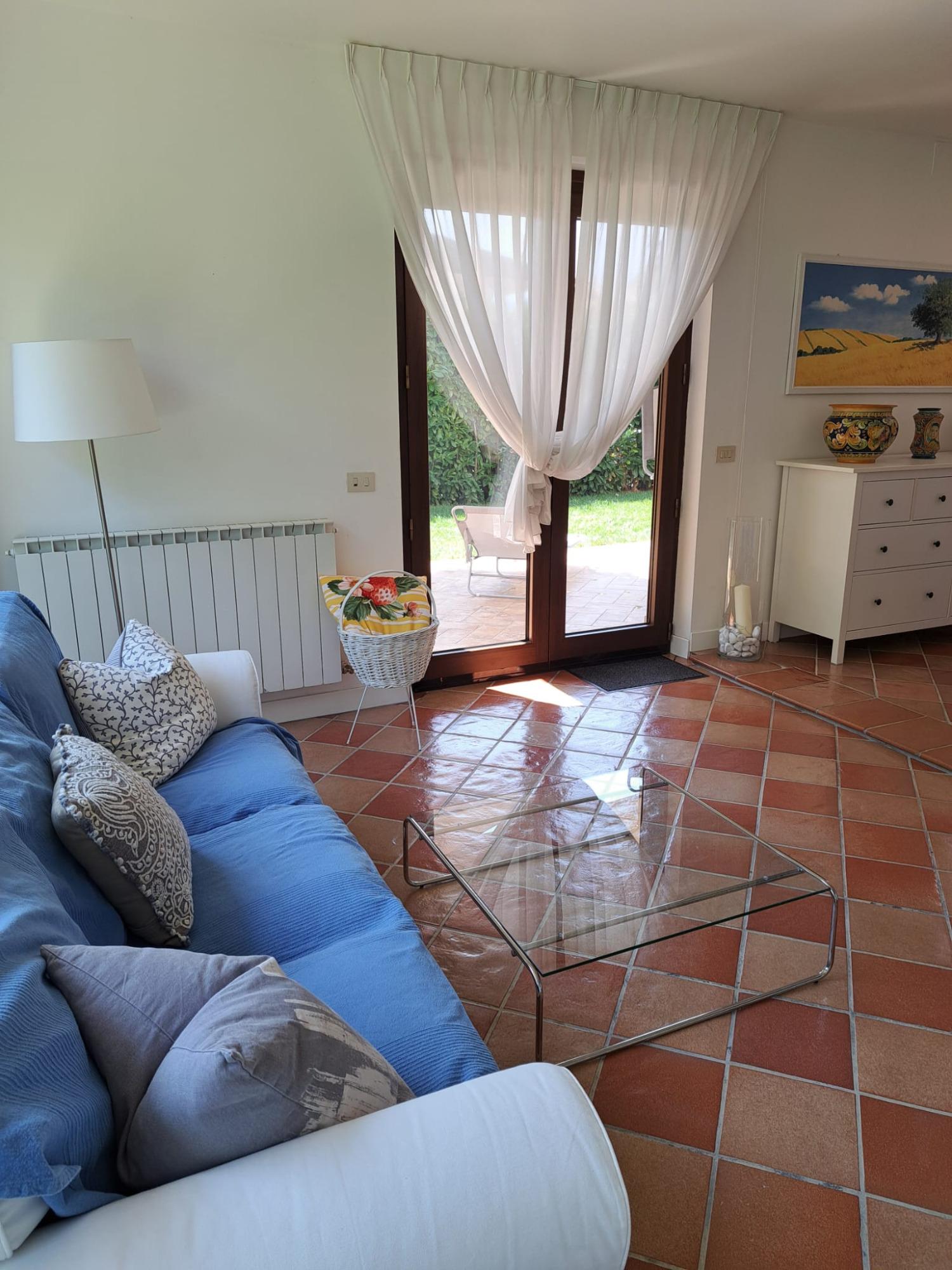 Salotto vista giardino