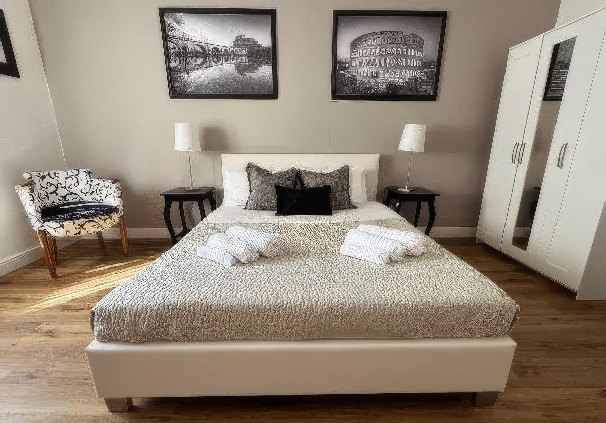 Double room with Smart TV and air conditioning