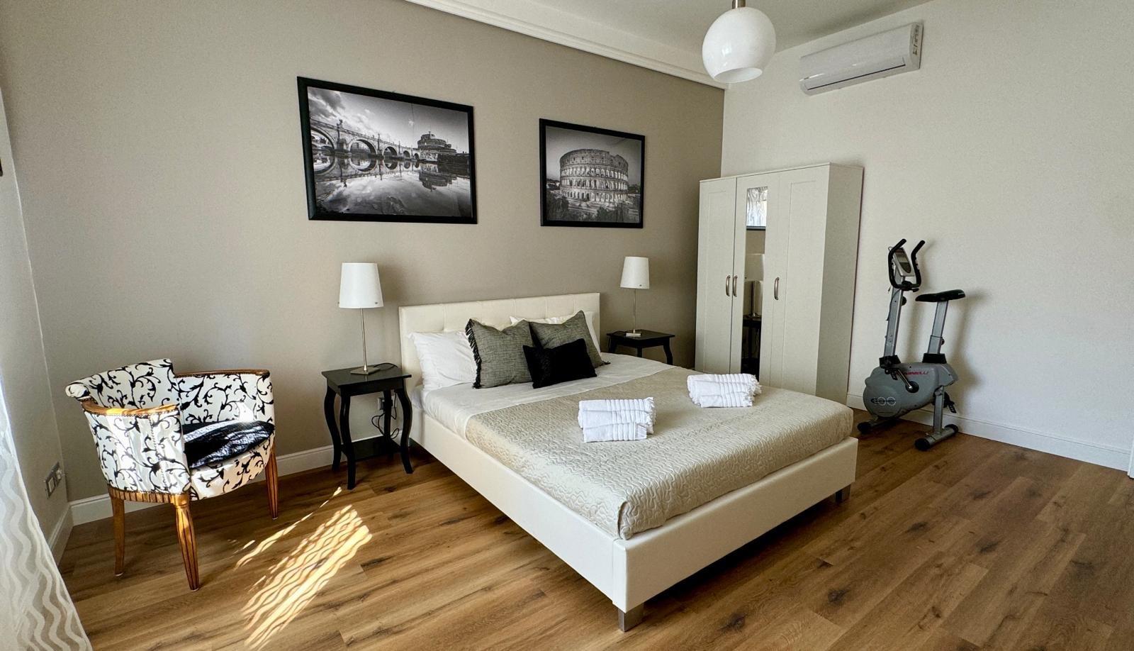 Double room with Smart TV and air conditioning