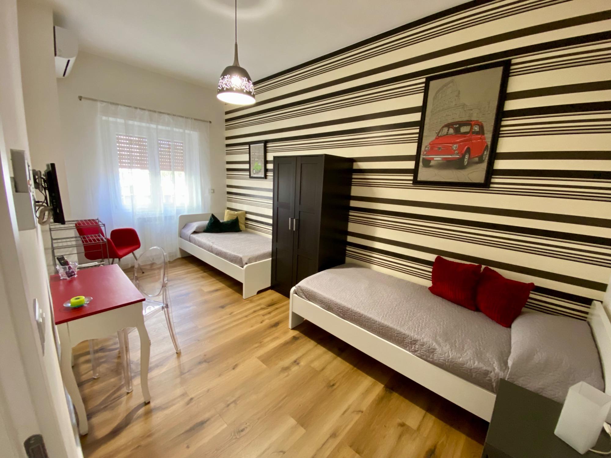 Room with 2 single beds, Smart TV and air conditioning