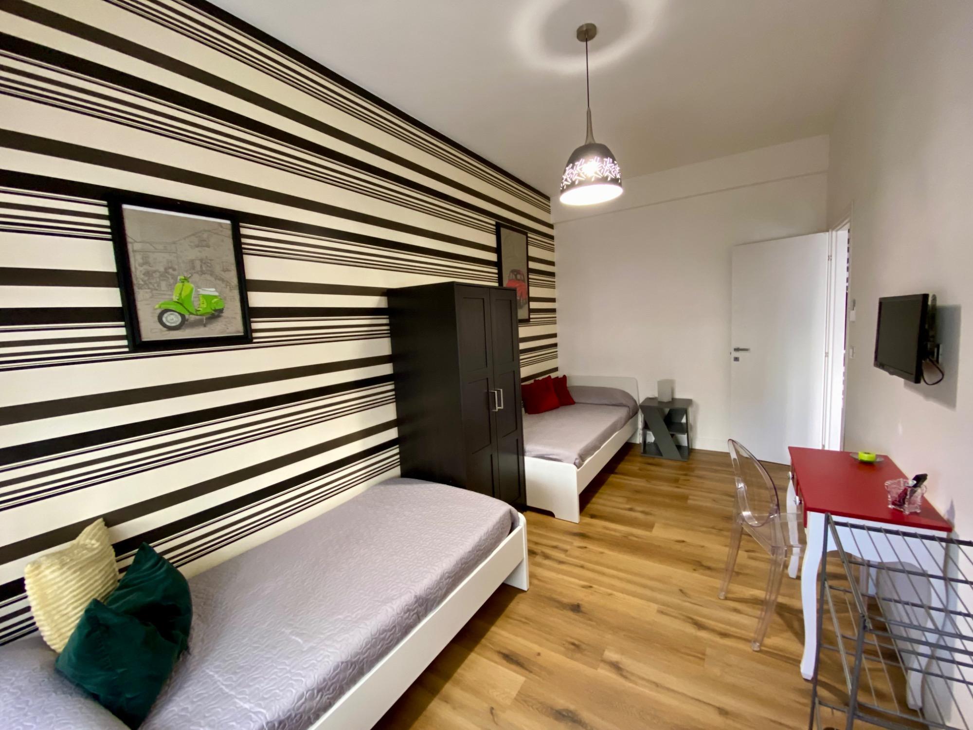 Room with 2 single beds, Smart TV and air conditioning