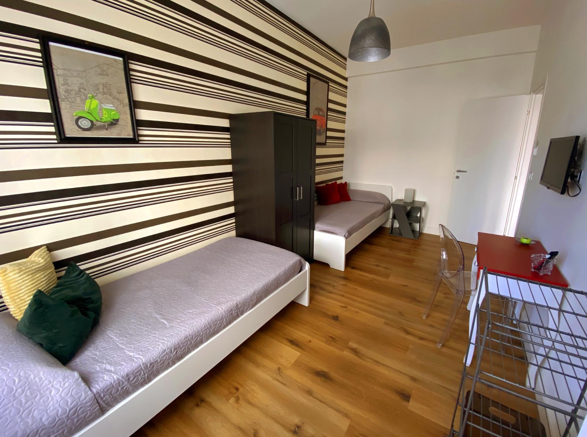 Room with 2 single beds, Smart TV and air conditioning