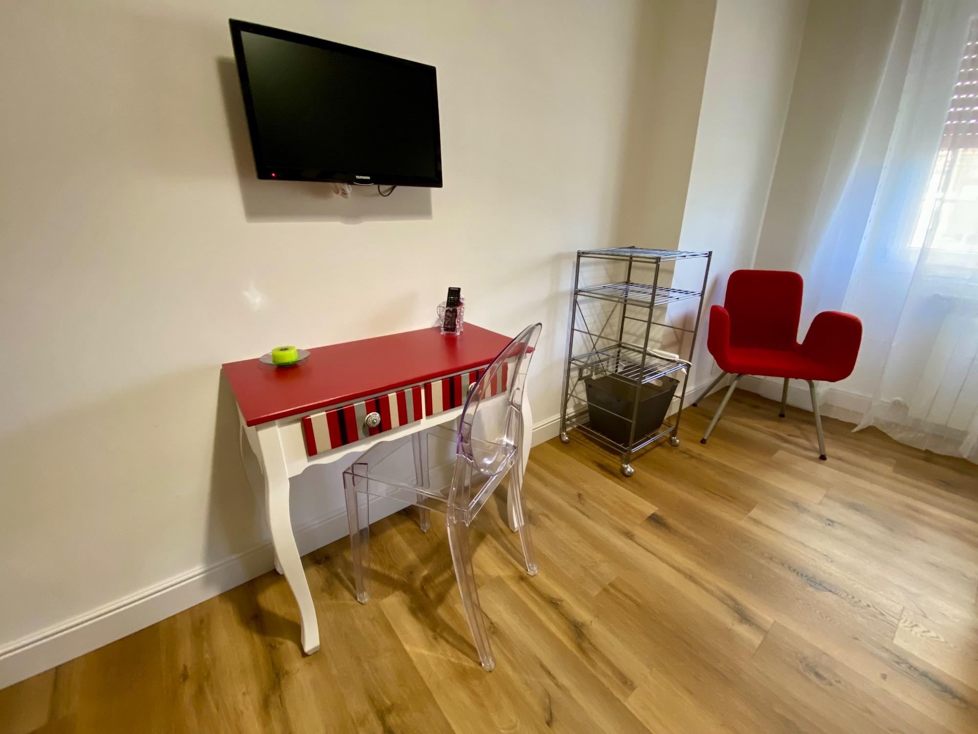Desk and Smart TV (in the twin bedroom)