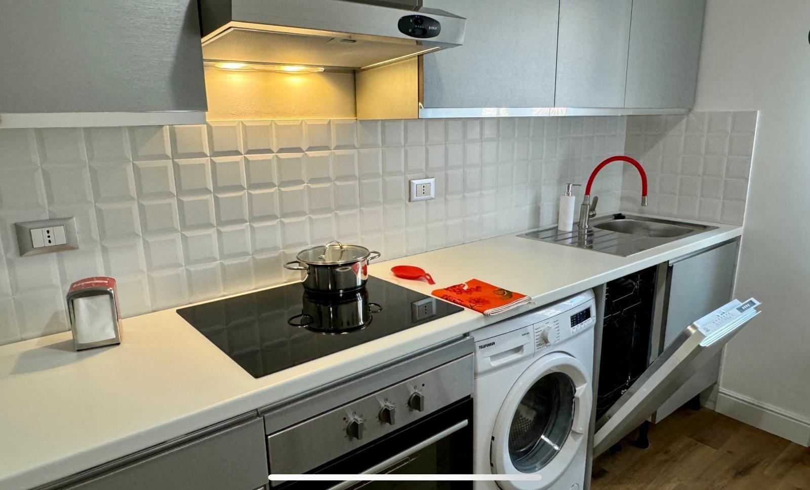 Fully equipped kitchen with dishwasher and washing machine