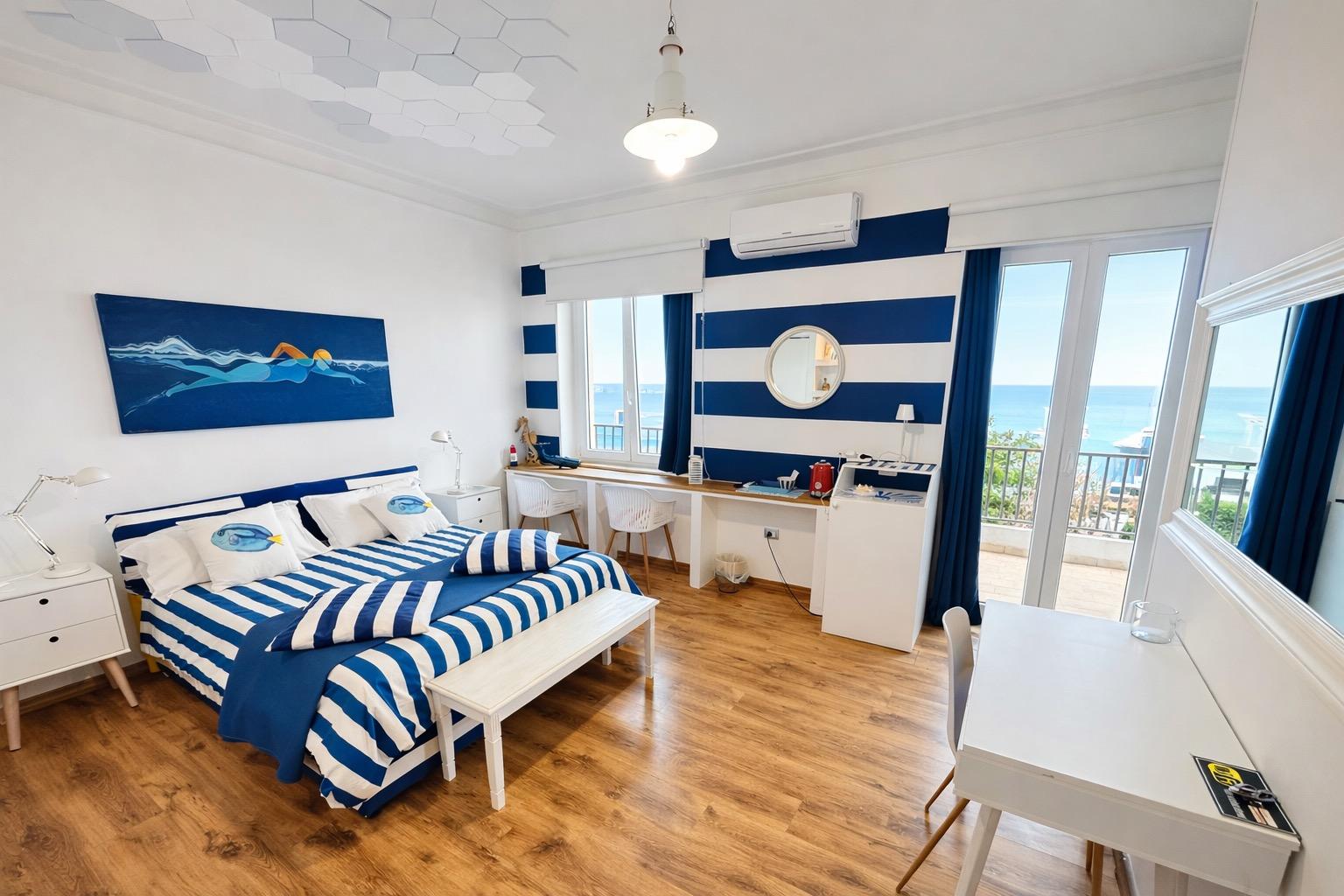 Camera vista mare due finestre foto 1