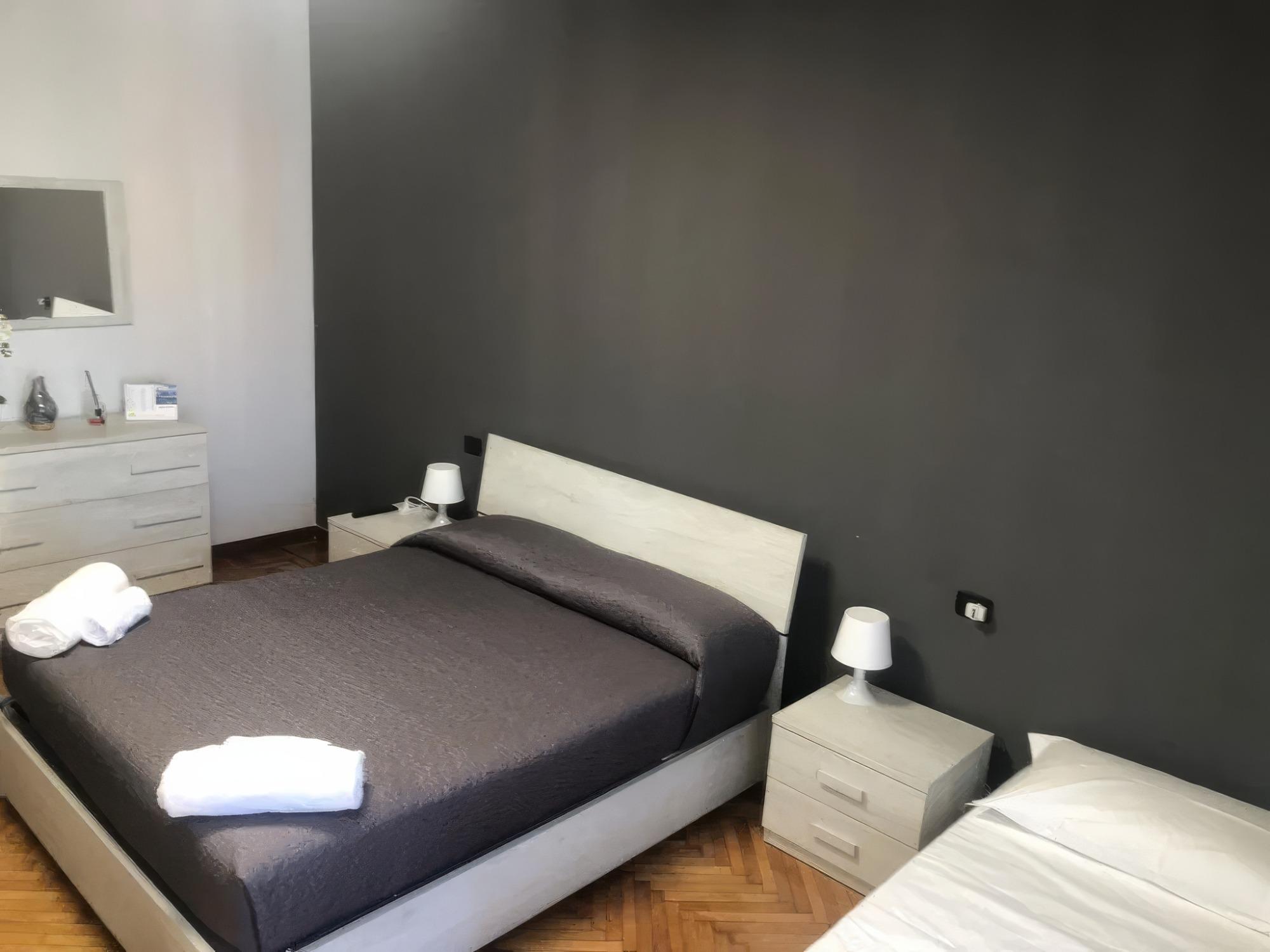 Camera da letto matrimoniale e lettino TV e aria condizionata balcone