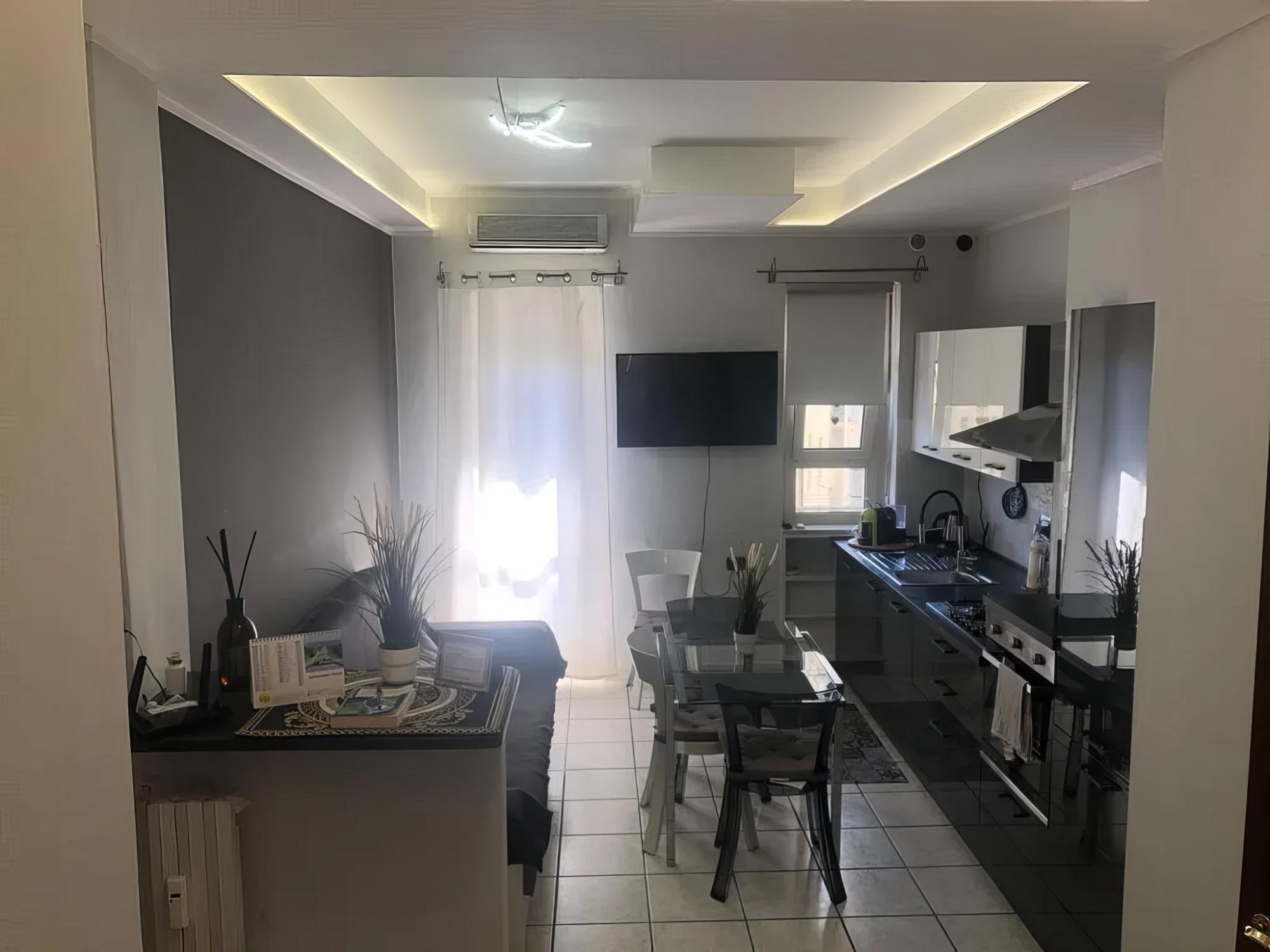 Cucina attrezzata macchina caffè lavastoviglie TV divano letto e aria condizionata