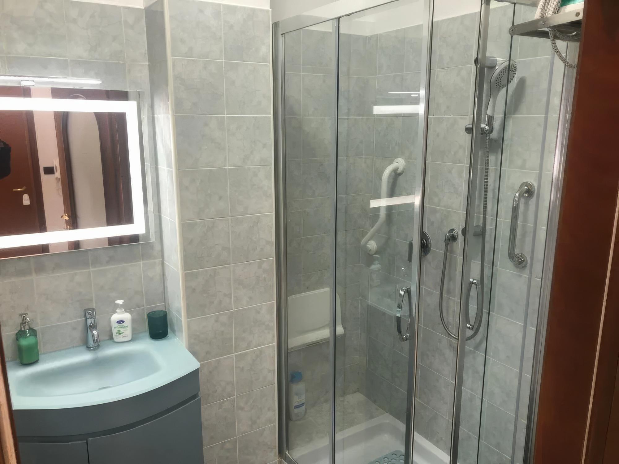 Doccia grande e sedile disabili