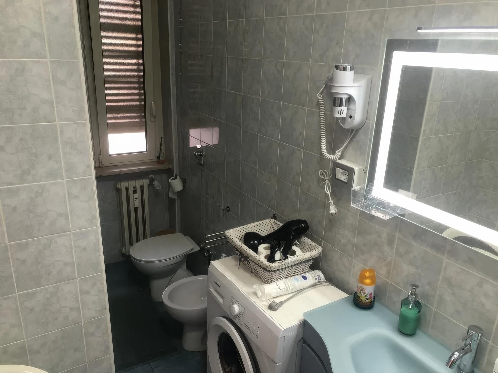 Due phon lavatrice e specchio led bagno