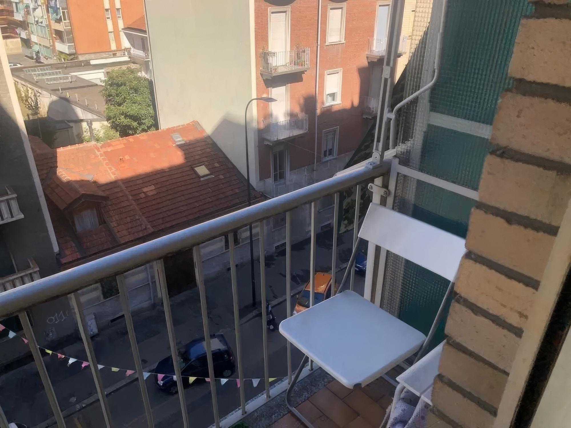 Angolo relax fumatori balcone camera con tenda da sole