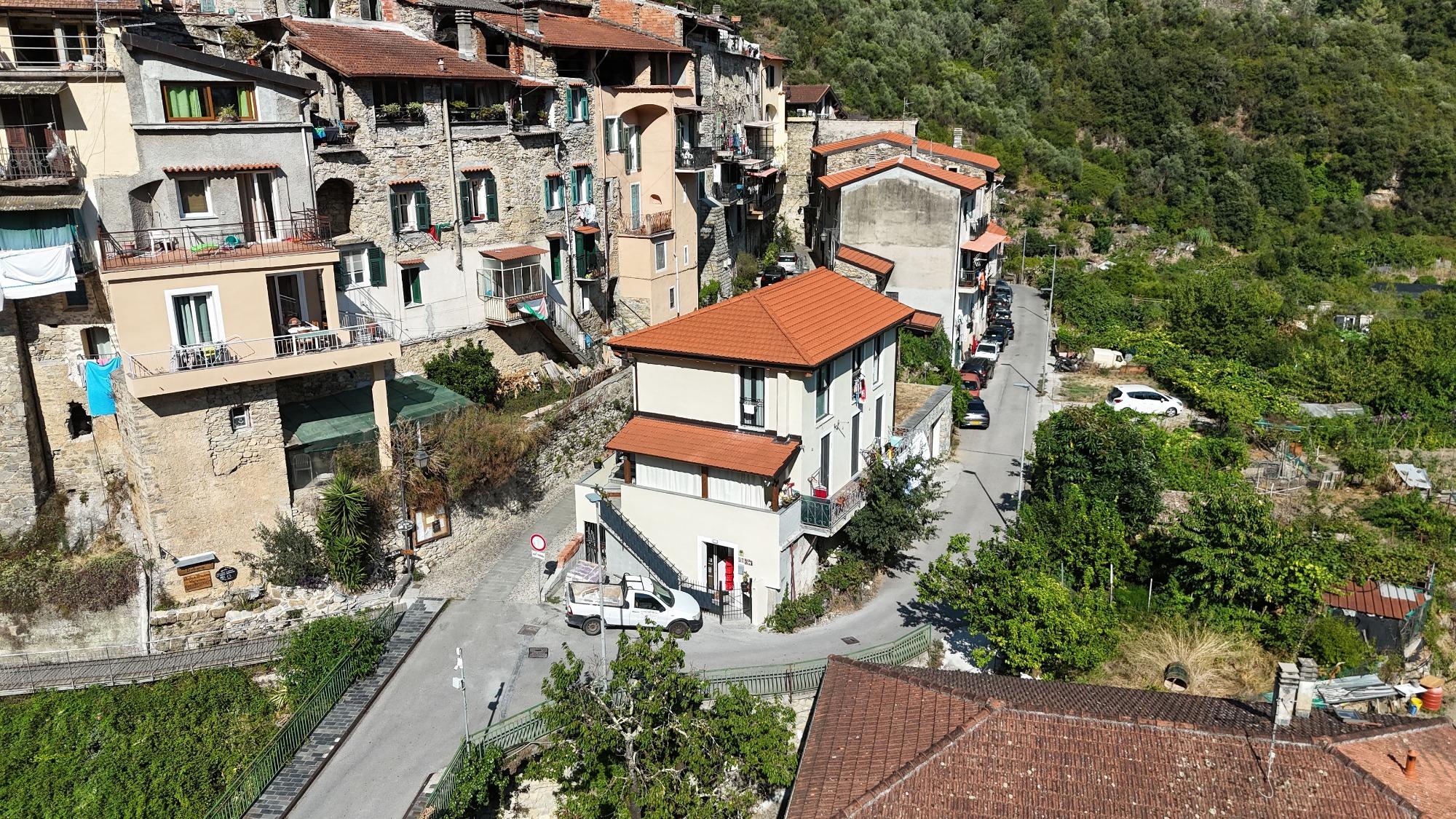 Vista struttura casa del sole rocchetta nervina dove dormire e canyoning Laghetti rio barbaira