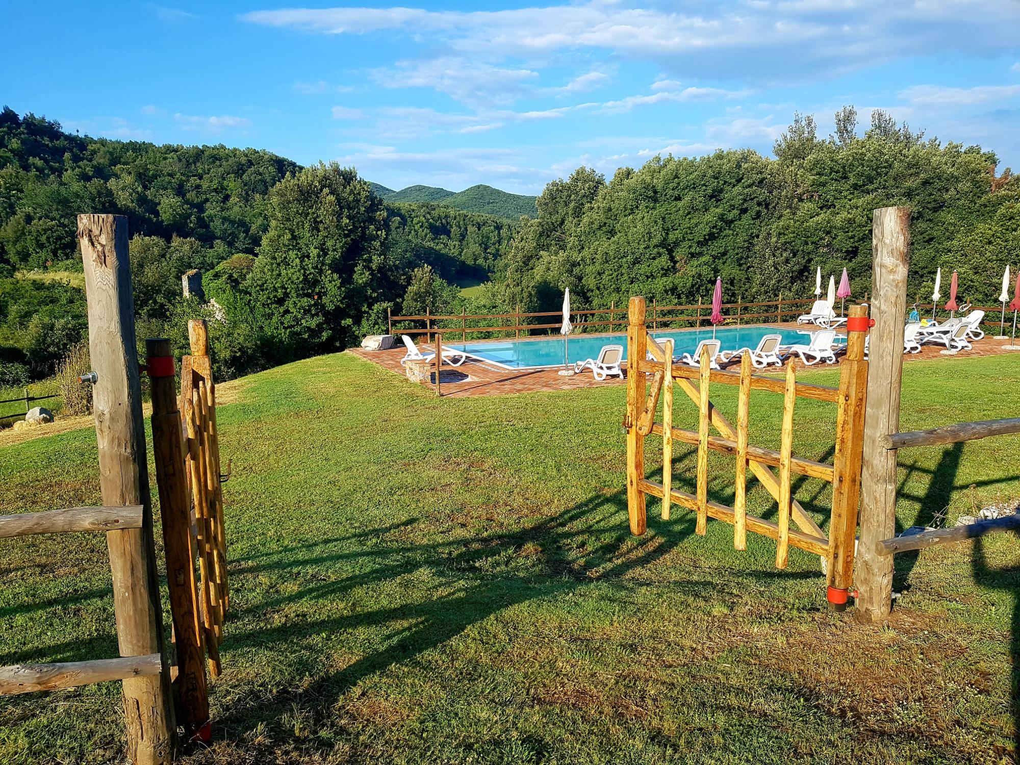 Piscina con vista macchia mediterranea