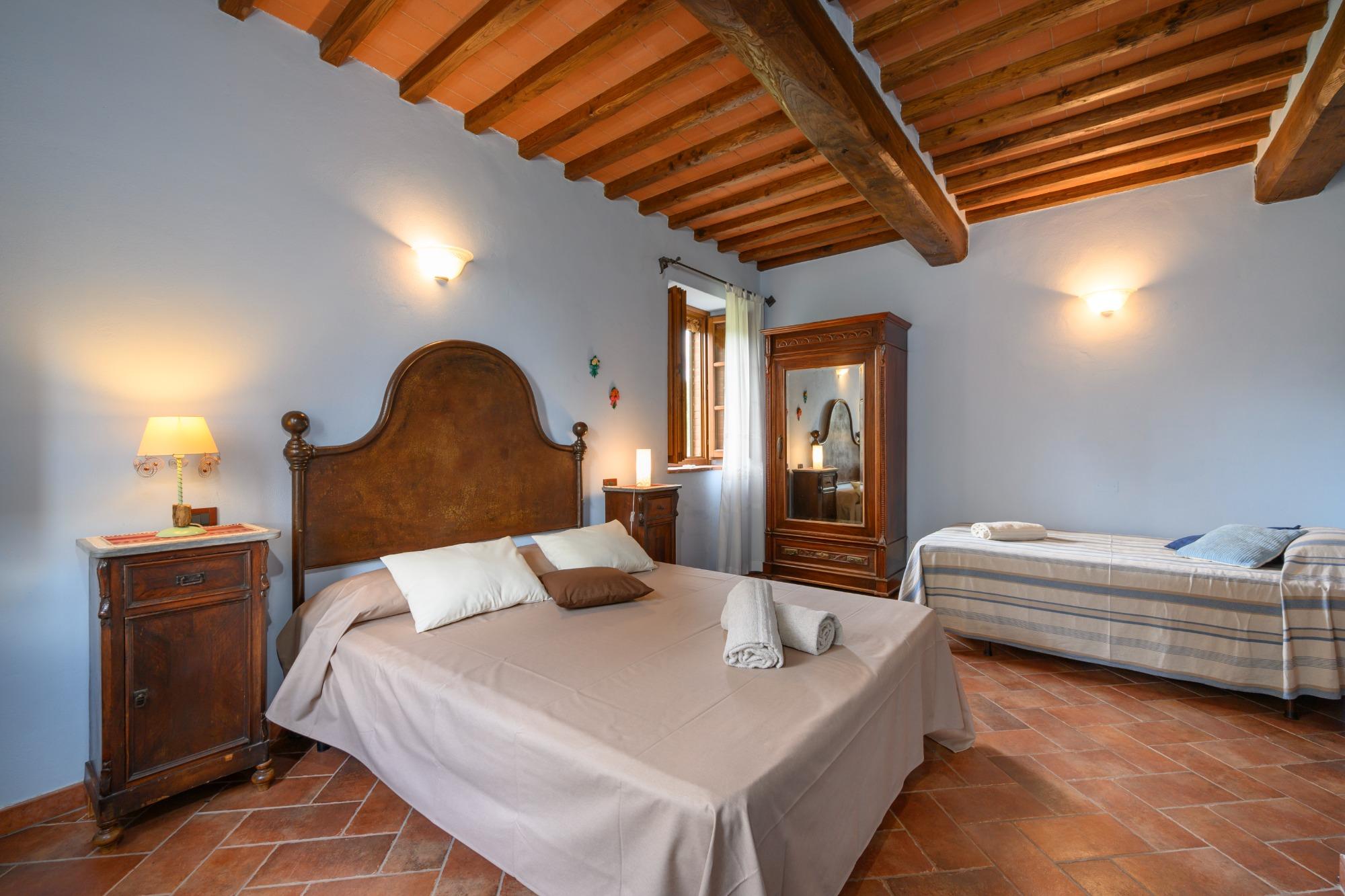 Camera azzurra con charme toscano