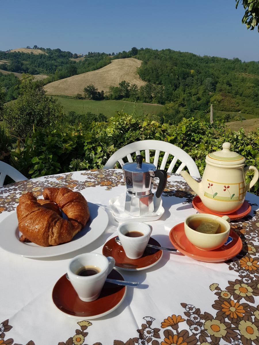 basic breakfast: croissant & capuccino/coffie/tea