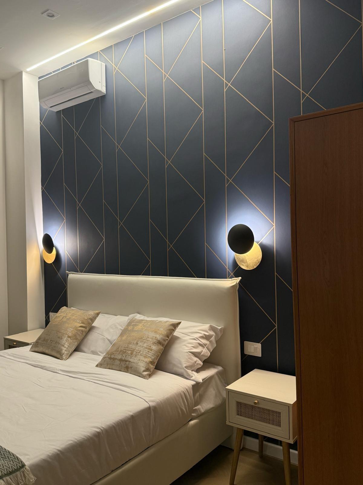 Camera da letto con luci soffuse