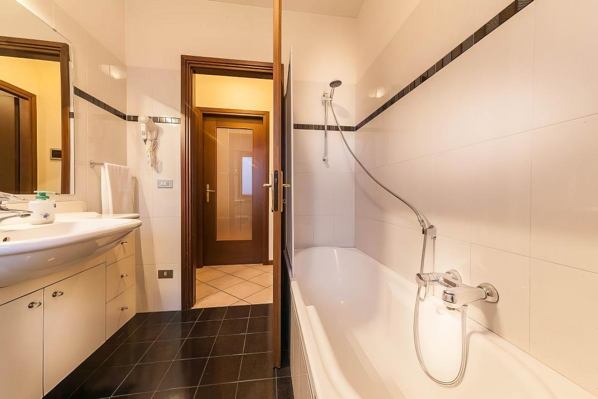 Primo bagno esterno alle camere