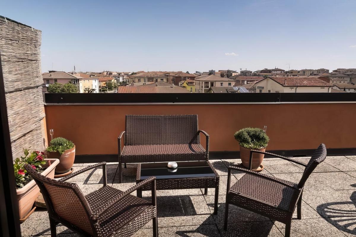 Zona relax in ampia terrazza in mansarda