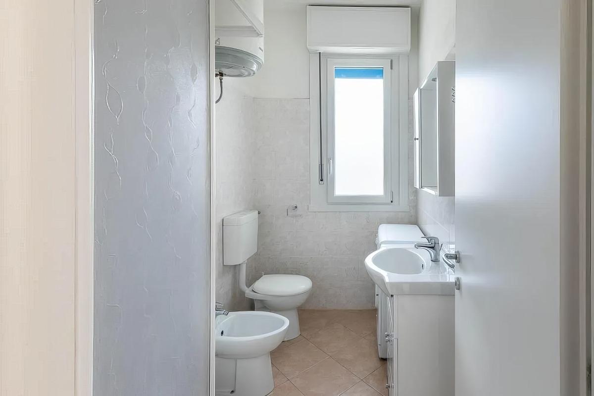 Bagno con lavatrice e doccia