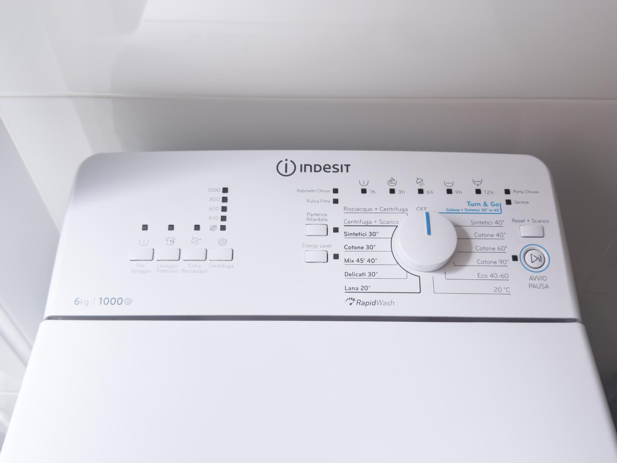 Bagno completo con box doccia e lavatrice