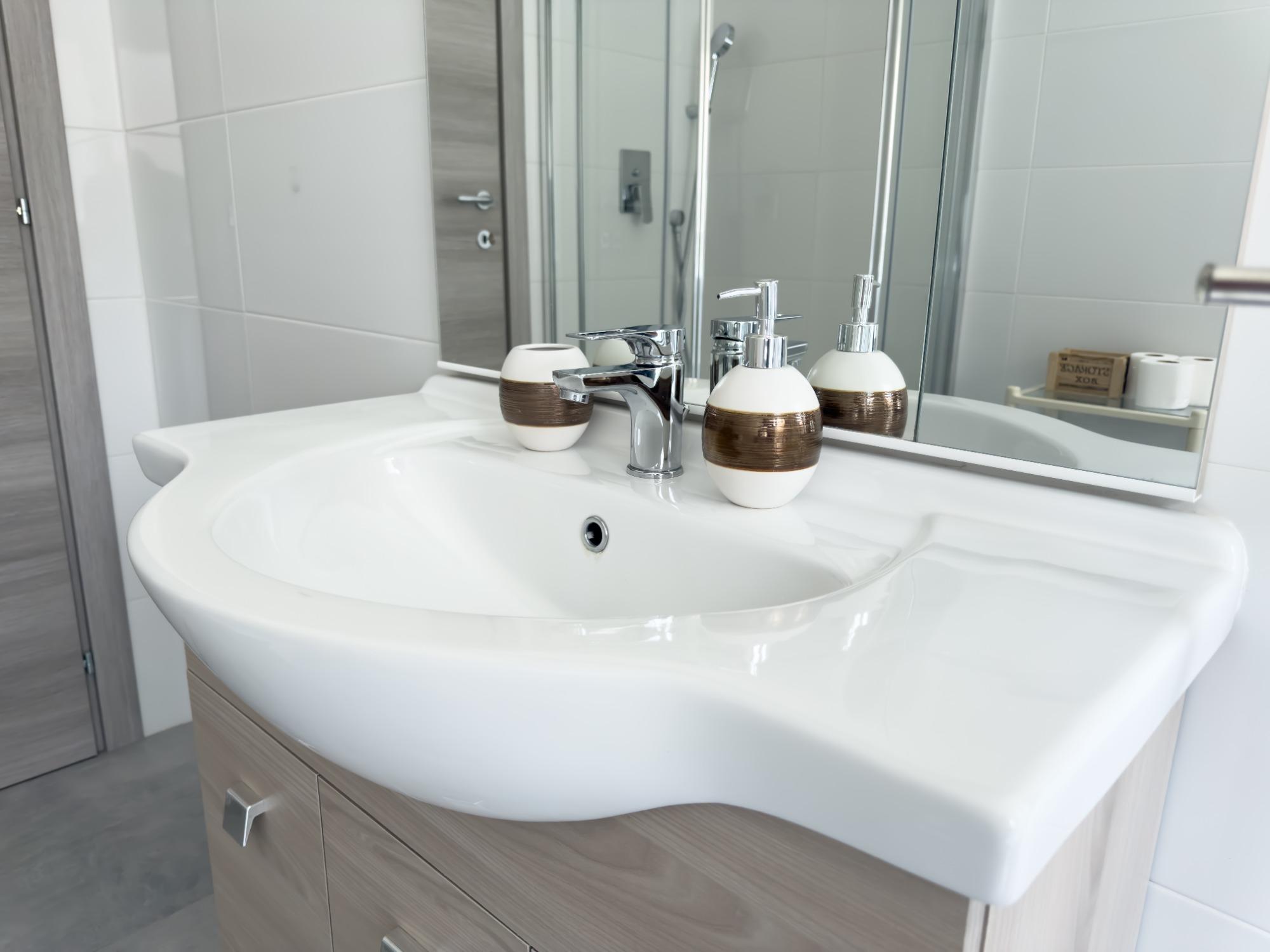 Bagno completo con box doccia e lavatrice