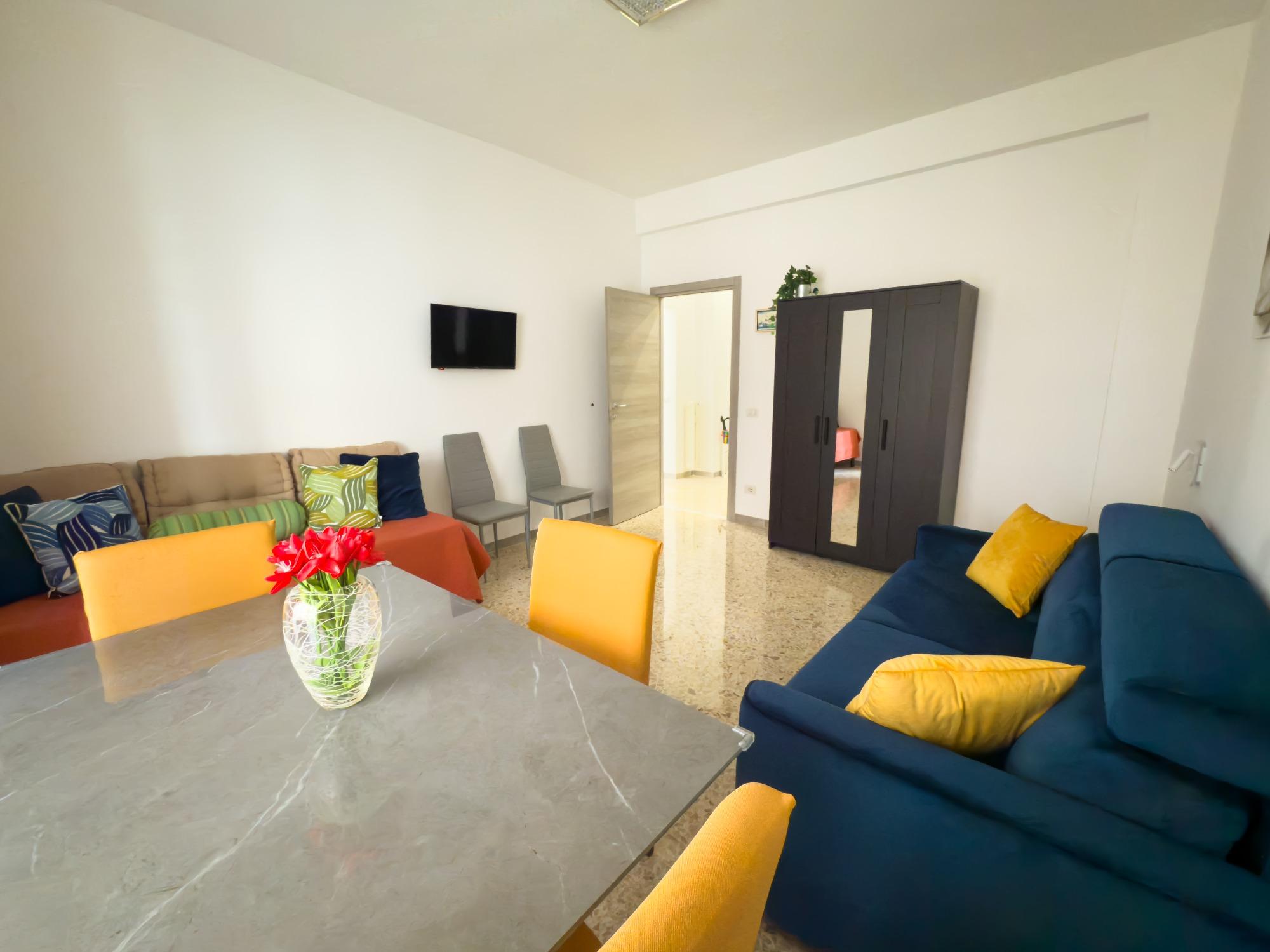 Ampio soggiorno con divano letto matrimoniale