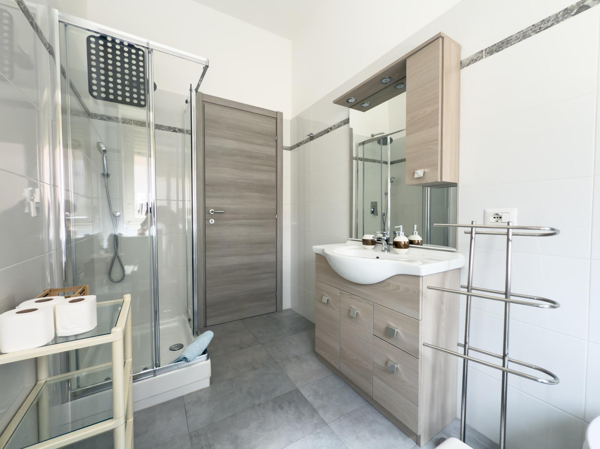 Bagno completo con box doccia e lavatrice