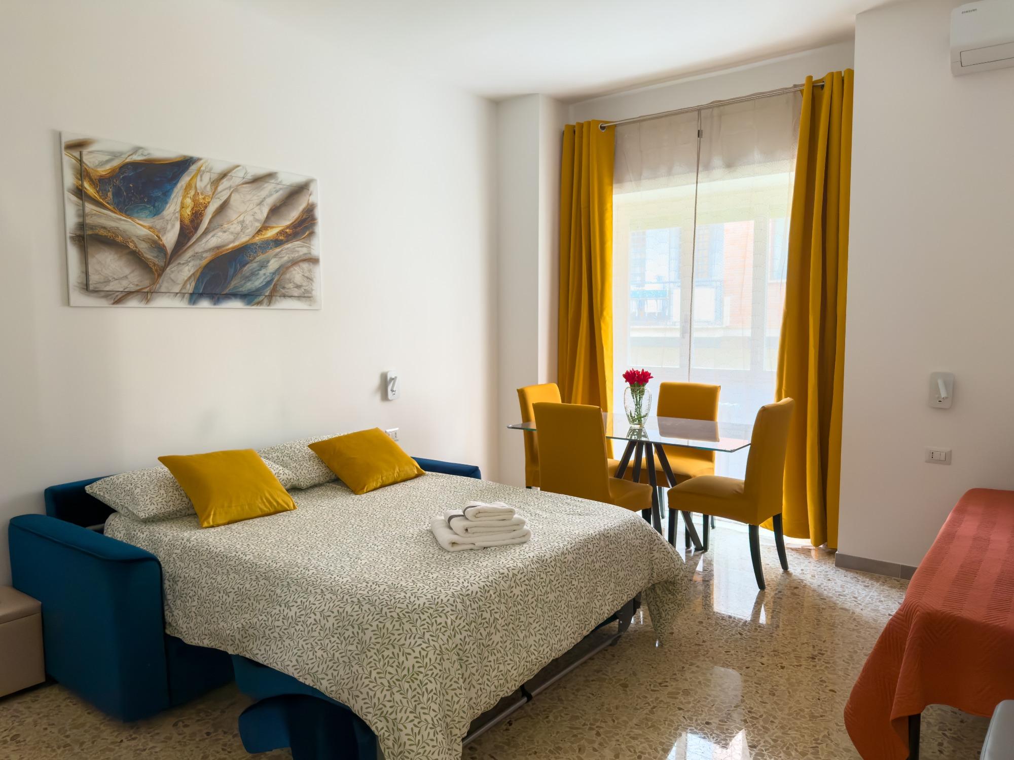 Ampio soggiorno con divano letto matrimoniale