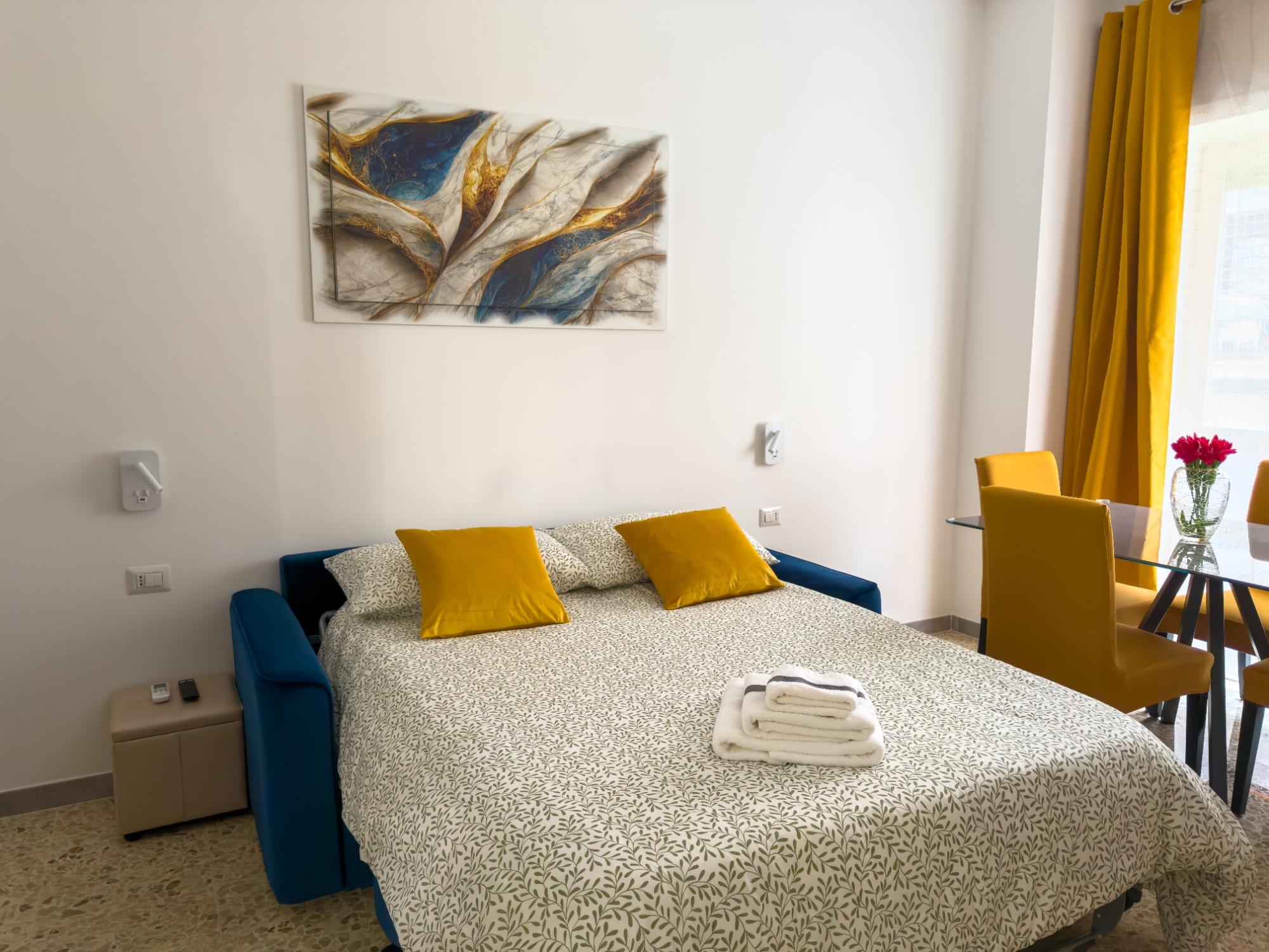 Ampio soggiorno con divano letto matrimoniale