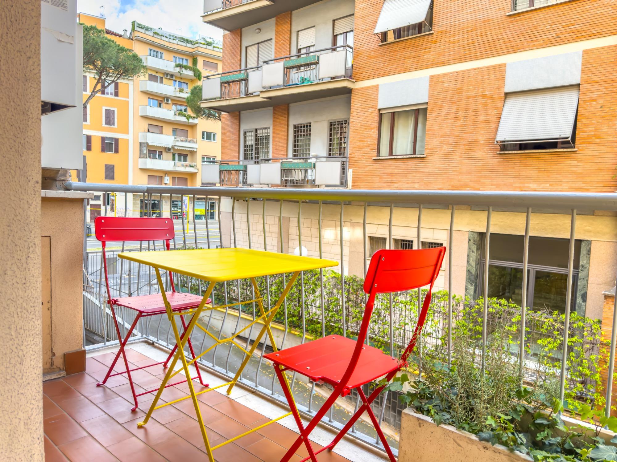 Balcone privato con tavolo e sedie