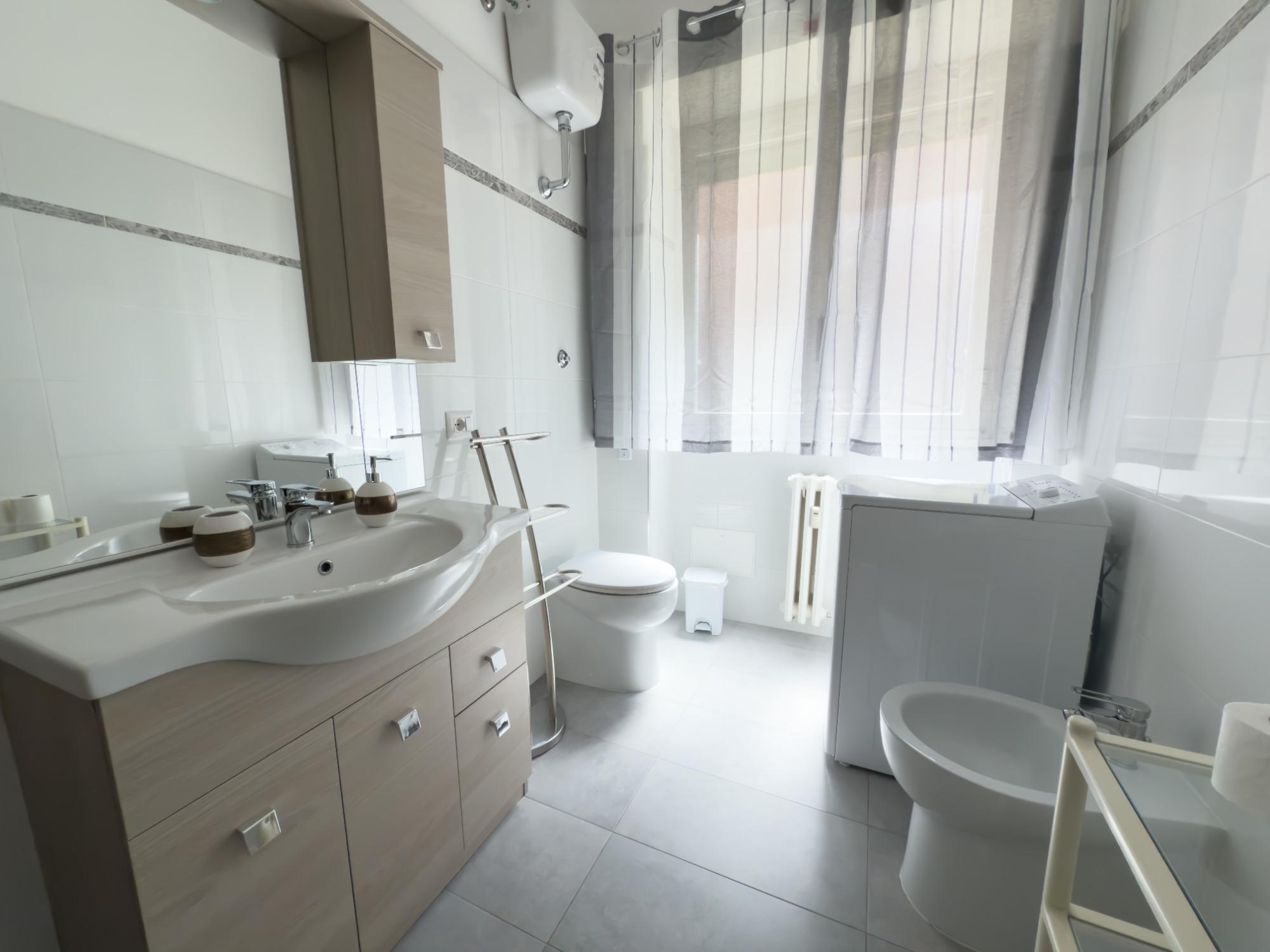 Bagno completo con box doccia e lavatrice