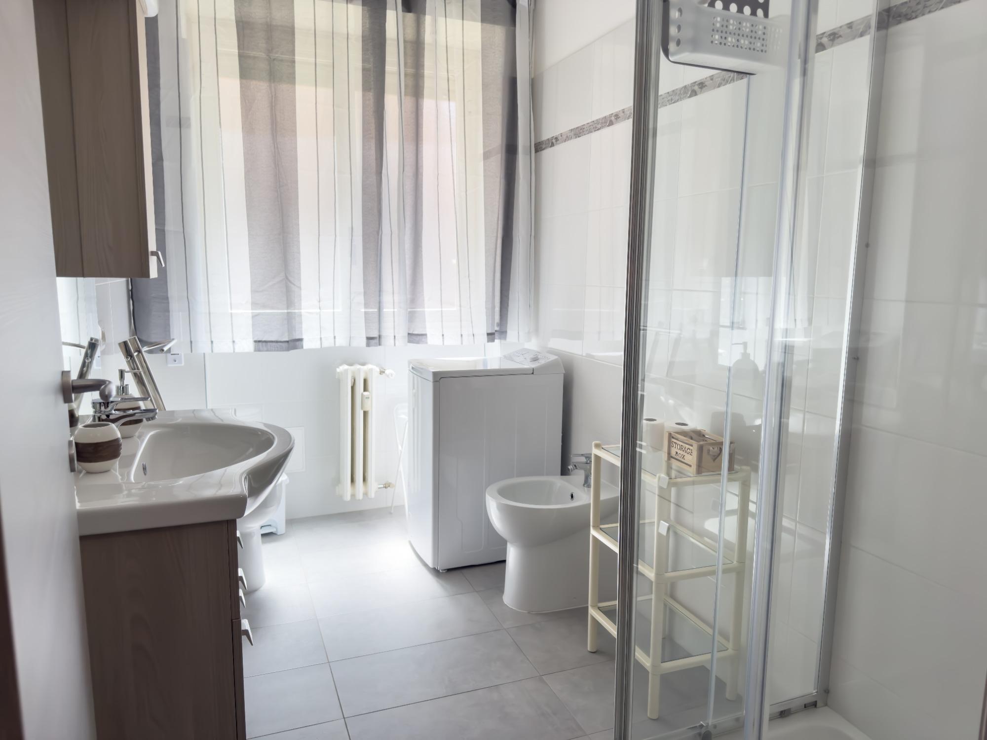 Bagno completo con box doccia e lavatrice