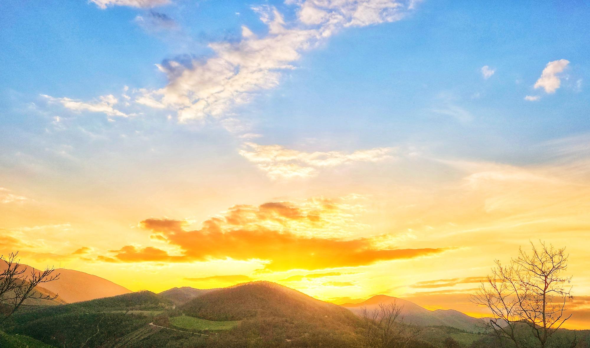Tramonto giallo verde blu