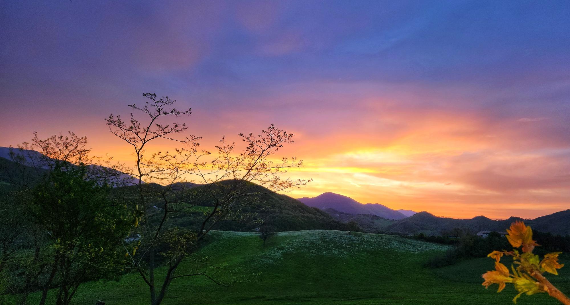 Tramonto con colline viola