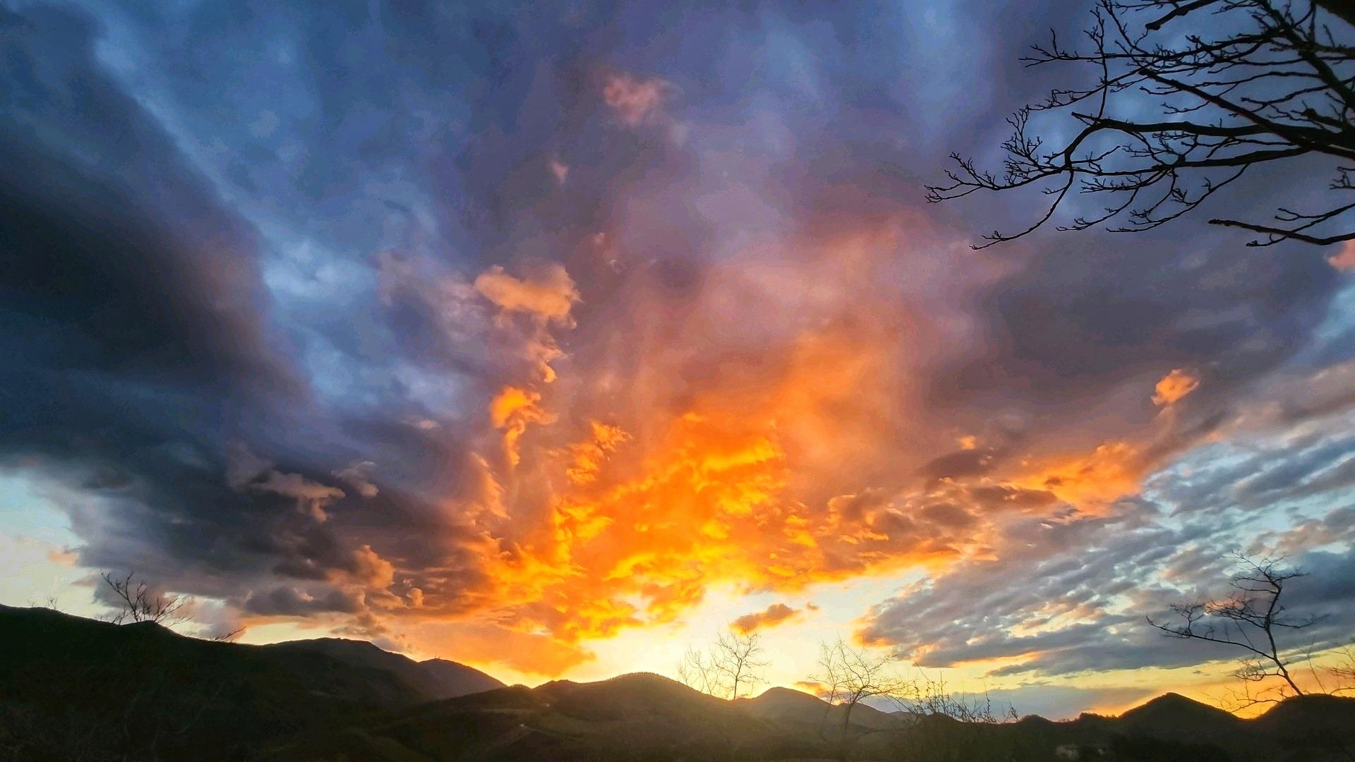 Uno dei tanti meravigliosi tramonti visti da ca' Paradiso