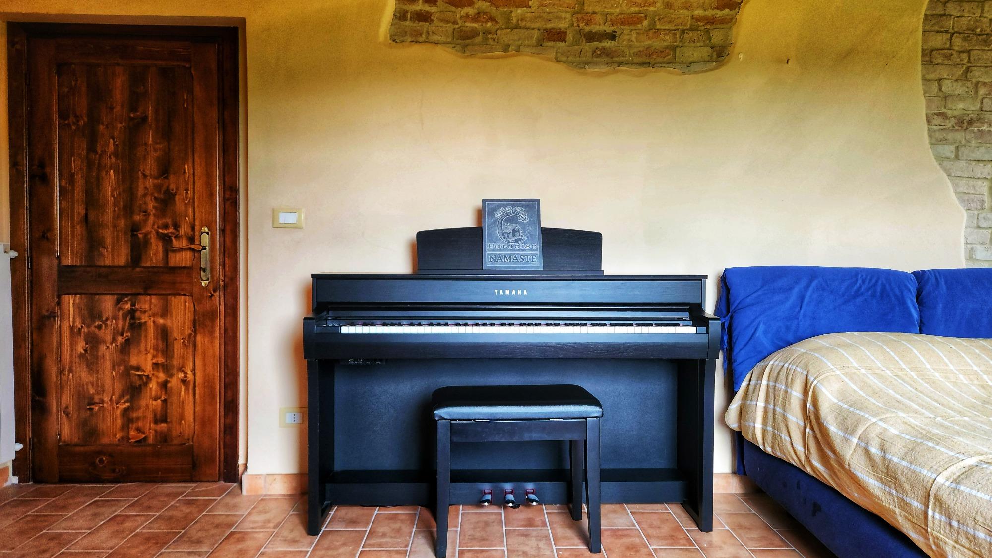 Camera tripla con la pianoforte Yamaha clavinova