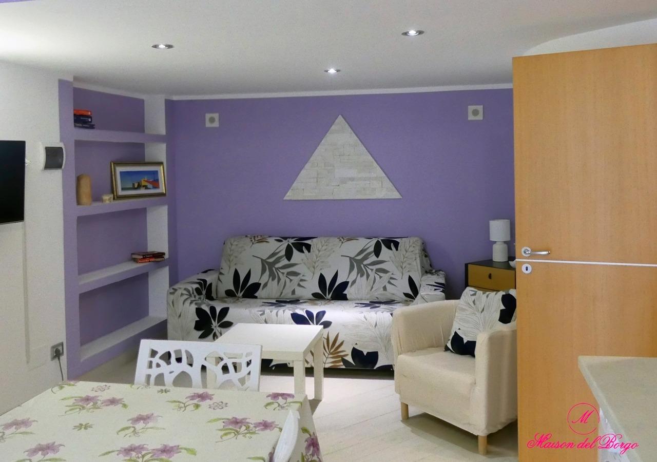 soggiorno con divano letto con rete e materasso matrimoniale