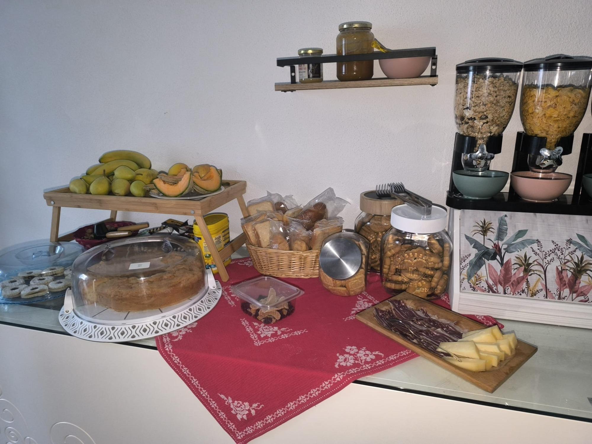 La colazione di S'ERBEI NIEDDA GUESTHOUSE