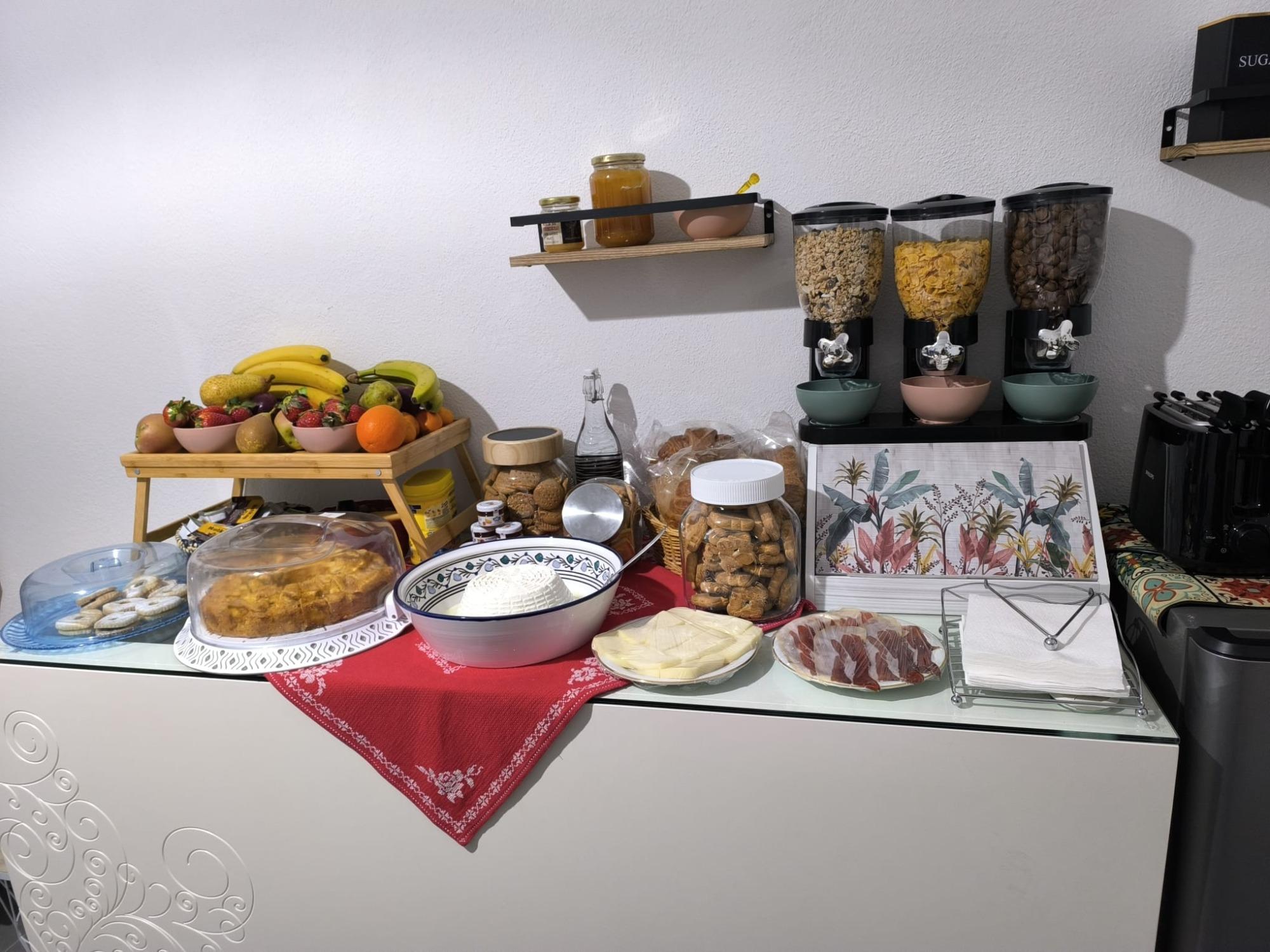La colazione di S'ERBEI NIEDDA GUESTHOUSE