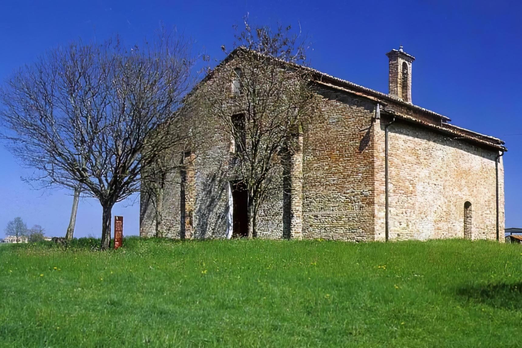 Nelle vicinanze Pieve romanica del IX secolo.