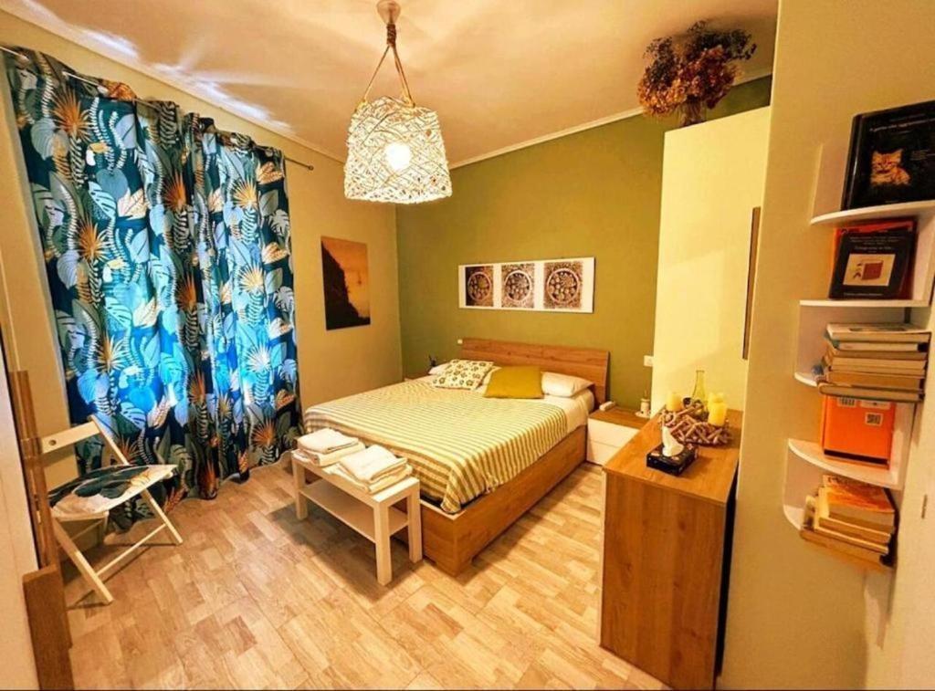 la camera da letto con una piccola biblioteca