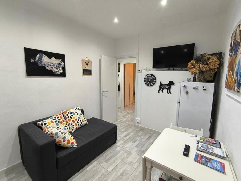 la cucina con il divano e la smart tv