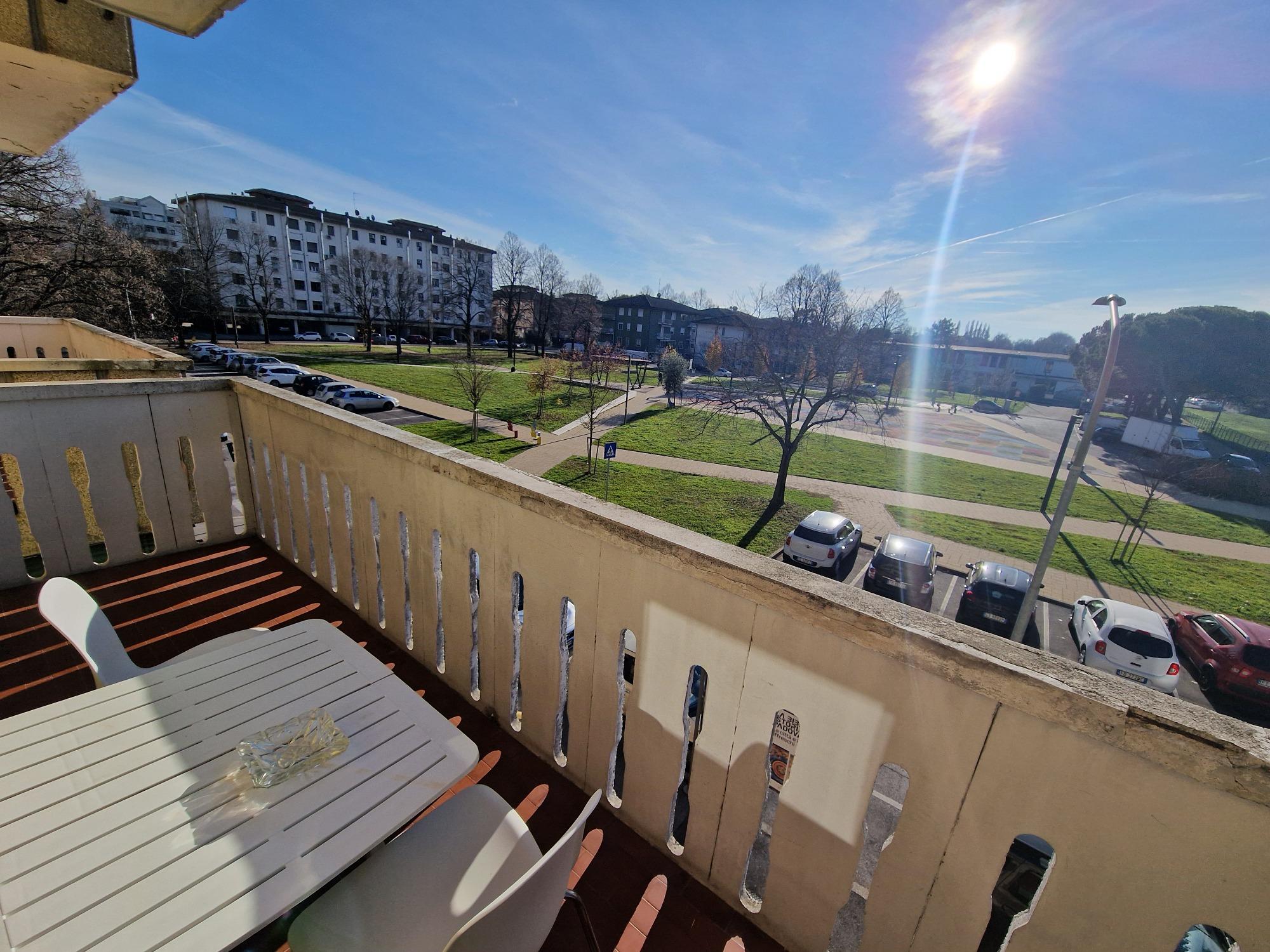 Vista esterna. Parco e parcheggi