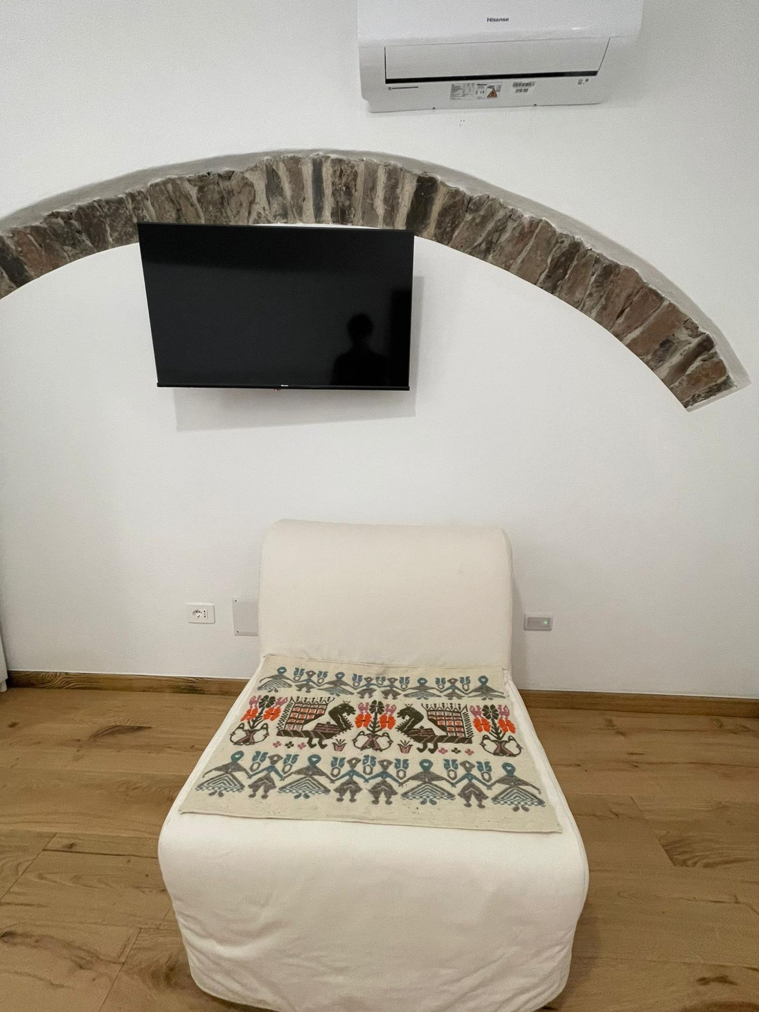 Vista arco in pietra camera 2