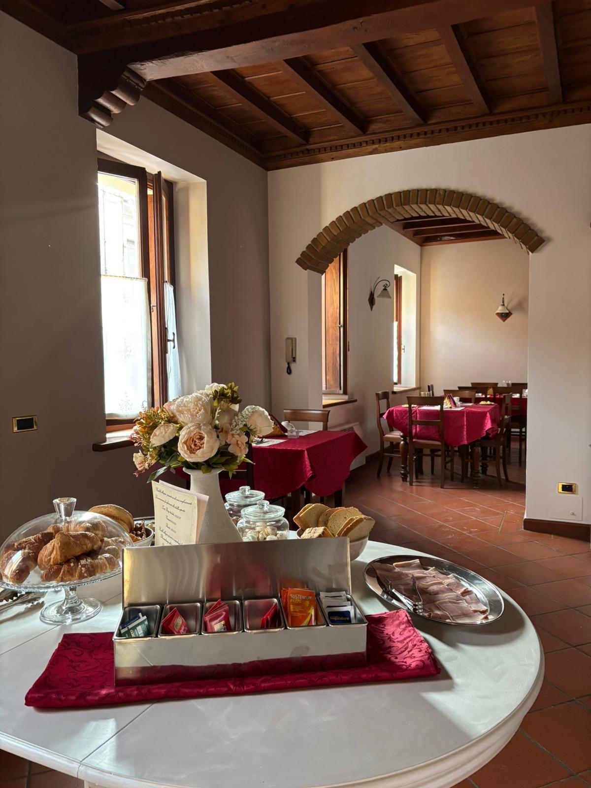 tavolo principale sala colazioni