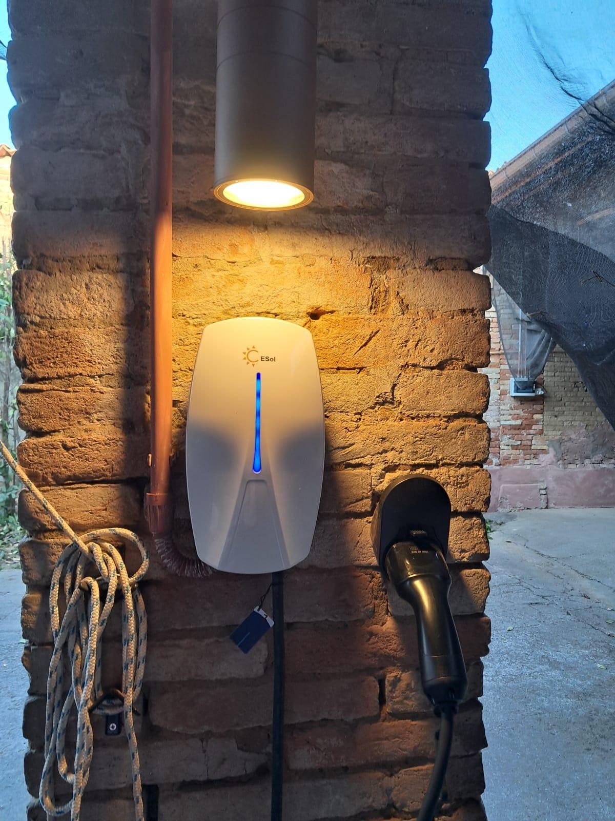 COLONNINA RICARICA AUTO ELETTRICHE.