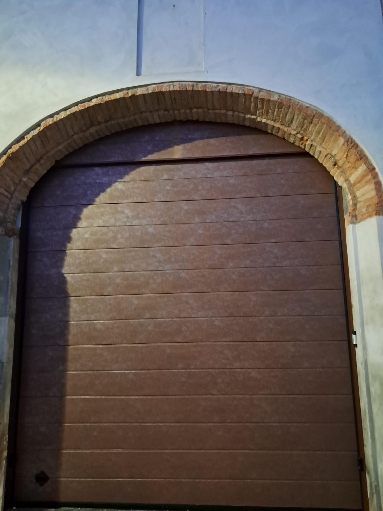 Portone  carraio AUTOMATIZZATO per accesso a garage interni COPERTI